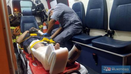 Homem sofreu dupla fratura na perna direita (tíbia e fibula), ao provocar acidente. Foto: MANOEL MESSIAS/Agência