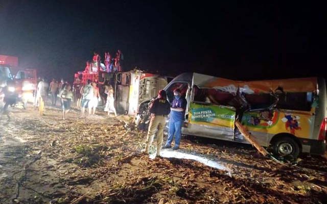 Acidente entre ônibus, van e caminhão que transportava eucalipto na BR-101 — Foto: Reprodução/TV Bahia