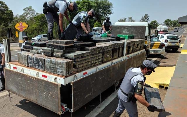 Foram apreendidos 326 fardos de maconha, que depois de pesados, totalizou 4.300 kg. Foto: PMRv/Divulgação