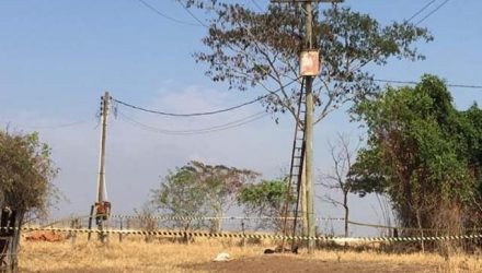 Homem despencou de uma altura de aproximadamente 10 metros ao levar a descarga elétrica de 13 mil volts. Foto: DIVULGAÇÃO