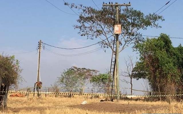 Homem despencou de uma altura de aproximadamente 10 metros ao levar a descarga elétrica de 13 mil volts. Foto: DIVULGAÇÃO