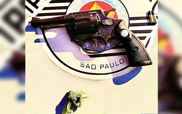 Foram apreendidos um revólver calibre .22, com duas munições e uma porção de maconha (Cannabis Sativa). Foto: PM/Divulgação