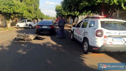 Mulher no Audi A5 tentava estacionar, quando moto atingiu traseira do Audi A5. Foto: MANOEL MESSIAS/Agência