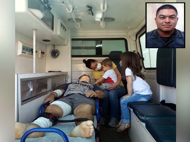 Cabo PM Yoshio (deitado), com a esposa e filhos, na ambulância que o trouxe para Andradina. Foto: DIVULGAÇÃO
