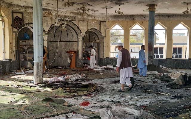Imagem de uma mesquita xiita destruída na cidade de Kudunz, no Afeganistão, em 8 de outubro de 2021 — Foto: Abdullah Sahil/AP