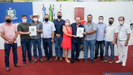 Prefeito, seu vice Paulo (de branco) e vários vereadores. Foto: Assessoria Legislativa