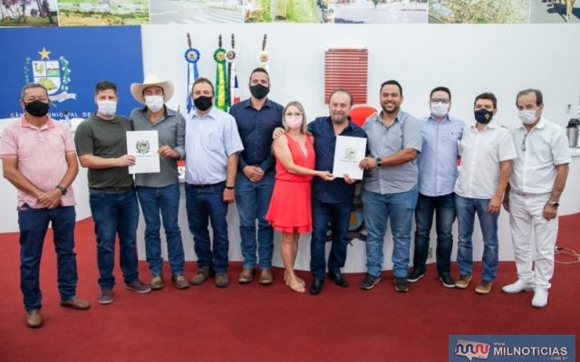 Prefeito, seu vice Paulo (de branco) e vários vereadores. Foto: Assessoria Legislativa