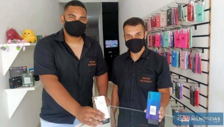 Amigos Gabriel Araujo Gondin (dir.) e Bruno Henrique Cardoso Leite também atende pelo fone e whats app 18 996070427 e Instagram. Foto: MANOEL MESSIAS/Agência