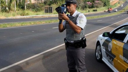 OBSERVAÇÃO DOS LIMITES DE VELOCIDADE NA VIA: O excesso de velocidade potencializa todas as demais infrações de trânsito. Foto: PMRv