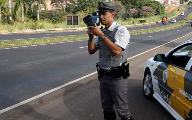 OBSERVAÇÃO DOS LIMITES DE VELOCIDADE NA VIA: O excesso de velocidade potencializa todas as demais infrações de trânsito. Foto: PMRv