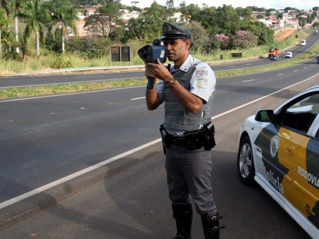 OBSERVAÇÃO DOS LIMITES DE VELOCIDADE NA VIA: O excesso de velocidade potencializa todas as demais infrações de trânsito. Foto: PMRv