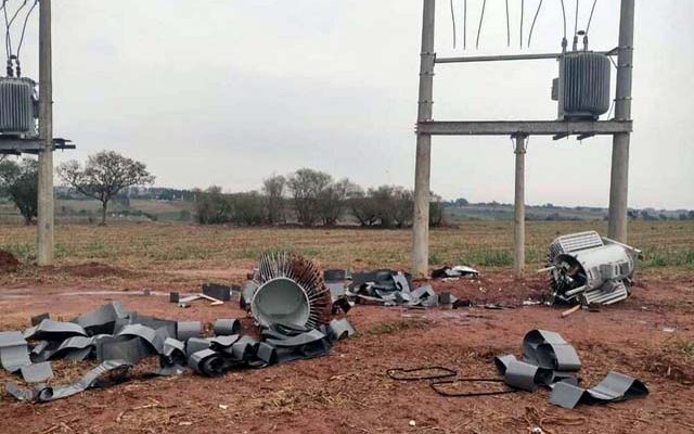 Acusados derrubaram três transformadores para furtar peças e revender (Foto: Divulgação)