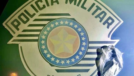 Foi apreendida uma porção de cocaína pesando 10 gramas. Foto: PM/Divulgação