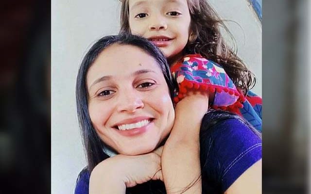 Julianne Magalhães, de 36 anos, e a filha, Maria Júlia, de 5 anos — Foto: Reprodução /Redes Sociais