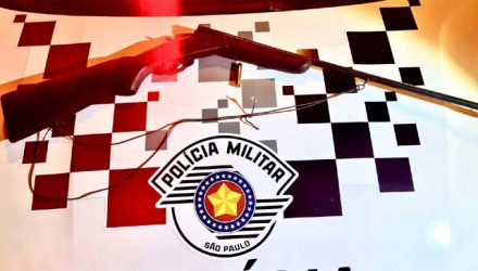 Foi apreendida uma espingarda calibre calibre 36, marca CBC, de numeração 461162, com um cartucho intacto. Foto: PM/Divulgação