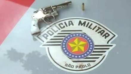 Foi apreendido um revólver calibre .32, com uma munição intacta. Foto: PM/Divulgação