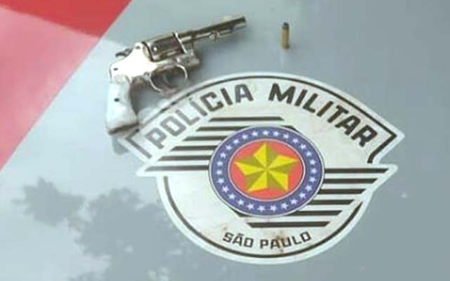 Foi apreendido um revólver calibre .32, com uma munição intacta. Foto: PM/Divulgação