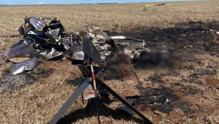 O helicóptero caiu e explodiu em uma fazenda de Ponta Porã, na fronteira do Brasil com o Paraguai
Foto: BPM-MS/Divulgação