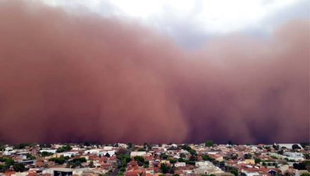 Temporal que provocou muitos prejuízos foi precedido de uma tempestade de areia.  Foto: Whats App