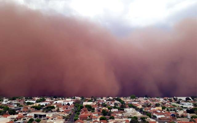 Temporal que provocou muitos prejuízos foi precedido de uma tempestade de areia.  Foto: Whats App