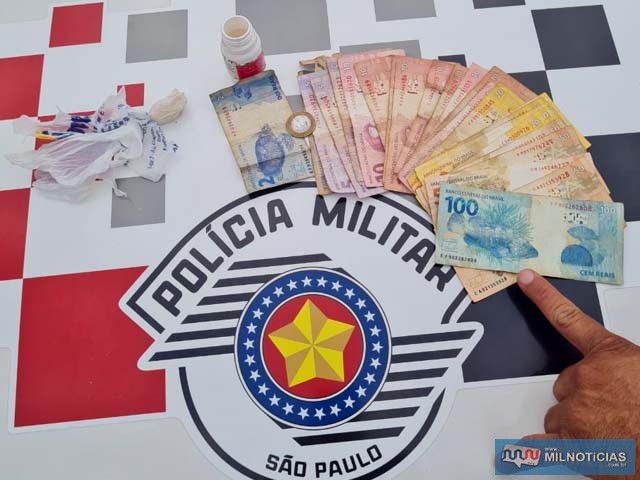 Foram apreendidos porções de crack, cocaína e maconha, além de R$ 550,00 em dinheiro. Foto: PM/Divulgação