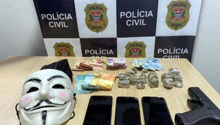 Foram apreendidos droga, dinheiro, imitação de pistola e uma máscara, provavelmente usada em um roubo na cidade. Foto: Polícia Civil
