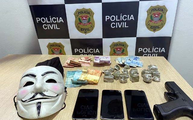 Foram apreendidos droga, dinheiro, imitação de pistola e uma máscara, provavelmente usada em um roubo na cidade. Foto: Polícia Civil