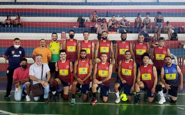 A equipe de vôlei masculino venceu Mirandópolis por 2 sets a 1 e agora enfrenta Araçatuba na final. Foto: Secom/Prefeitura