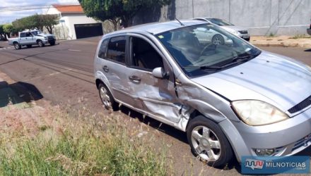 Fiesta sofreu um grande afundamento da porta dianteira direita do passageiro, amassamentos na porta traseira e paralama, do mesmo lado. Foto: MANOEL MESSIAS/Agência