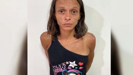 A. S. C., de 30 anos, é moradora em situação de rua e foi detida duas vezes por crimes cometidos contra seus pais já idosos. Foto: Divulgação