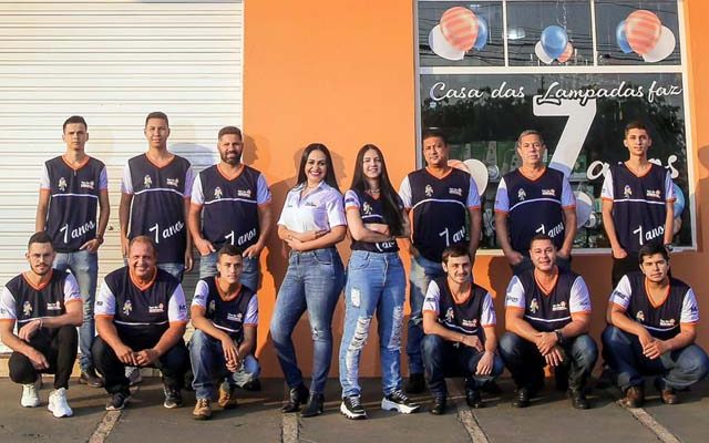 Equipe completa da Casa das Lâmpadas com a empresária Gislaine Sereno. Foto: Divulgação