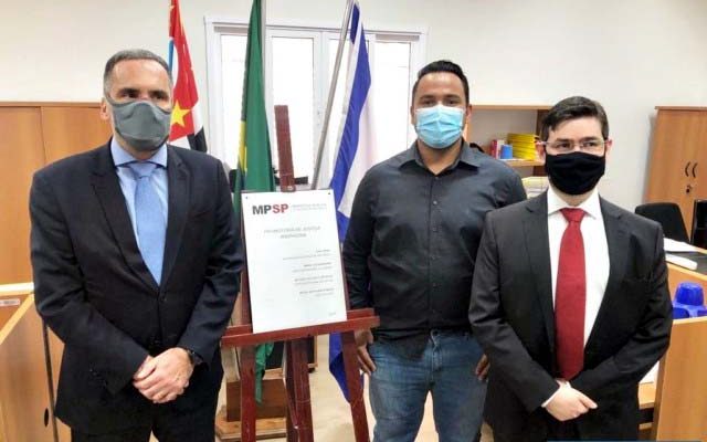 À esquerda do presidente Coxinha Prando está Dr. Robson Alves Ribeiro, Promotor de Justiça de Andradina e à direita  Dr. Mário Luiz Sarrubbo, Procurador Geral de Justiça do Estado de São Paulo. Foto:  Assessoria de Gabinete