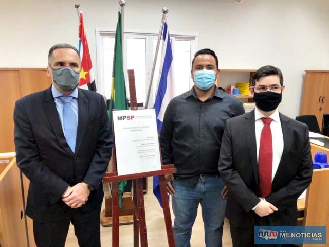 À esquerda do presidente Coxinha Prando está Dr. Robson Alves Ribeiro, Promotor de Justiça de Andradina e à direita Dr. Mário Luiz Sarrubbo, Procurador Geral de Justiça do Estado de São Paulo. Foto: Assessoria de Gabinete