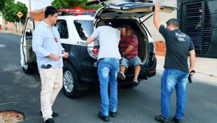 Delegado Alan Barcelos de Azevedo (esq.) e equipe, prenderam homem em Lavínia acusado de abusar da filha de 12 anos. Foto: DIVULGAÇÃO
