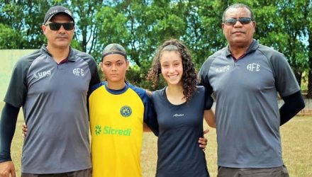 Yasmin (de preto a dir.), de Andradina e Brenda (amarelo), de Castilho, foram selecionadas em avaliação da Ferroviária. Foto: DIVULGAÇÃO