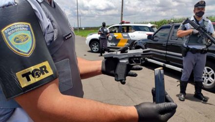 Foi apreendida uma pistola marca CANIK, cal. 9mm, n° T6472-16AI02988, com 07 munições intactas. Foto: PMRv/Divulgação