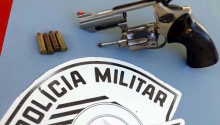 Homem foi preso com um revólver calibre .38, com 4 munições. Foto: PM/Divulgação