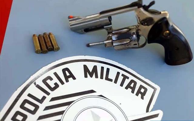 Homem foi preso com um revólver calibre .38, com 4 munições. Foto: PM/Divulgação
