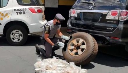 Montante estava escondido em estepe de carro abordado durante operação em Rancharia (SP); ocupantes foram autuados por crime contra a economia popular. Foto:
Polícia Militar de SP