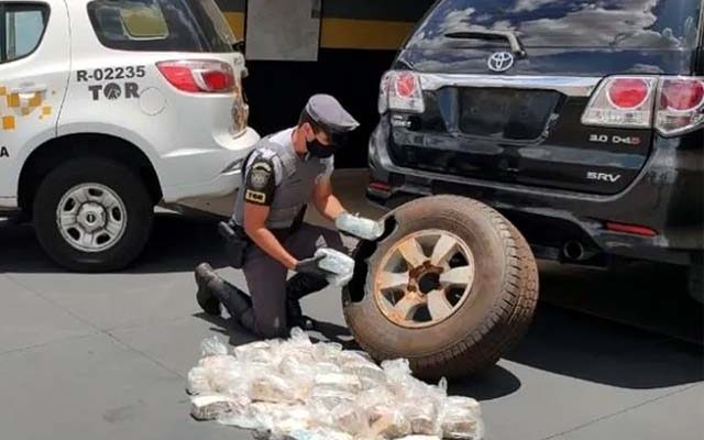 Montante estava escondido em estepe de carro abordado durante operação em Rancharia (SP); ocupantes foram autuados por crime contra a economia popular. Foto:
Polícia Militar de SP