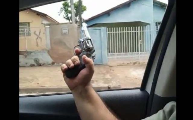 Imagens reproduzida de vídeo flagra o acusado efetuando disparos de arma de fogo em Andradina. Reprodução
