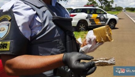 Dupla foi detida com pedaços de maconha. Foto: PMRv/Divulgação