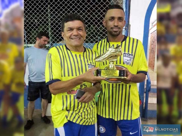 Zé Carlos (dir.), recebe das mãos do repórter Manoel, do Mil Noticias, cobiçado troféu Chuteira de Ouro de Craque do Campeonato.