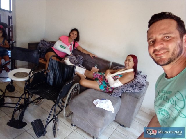 Fabricio Mazotti, do grupo Luluzinhas e Bolinhas leva cadeira de  banho e de rodas para Iris (dir.), a mais prejudicada no acidente. Foto: Arquivo Pessoal
