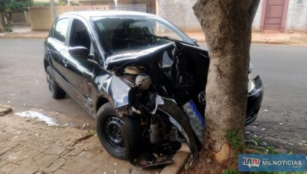 VW Gol subiu na calçada e bate forte contra a árvore, destruindo sua frente.. Foto: MANOEL MESSIAS/Agência