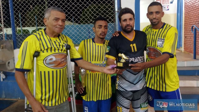 A partir da esq., João Caloi, entrega troféu aos 3 artilheiros na categoria novos com 6 gols cada: Drik, Márcio e Zé Carlos
