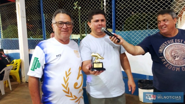 Nenê Boiadeiro (esq.), representando o artilheiro João Coselli (WWM), com 3 gols na categoria Máster, recebe troféu das mãos de Chiquinho