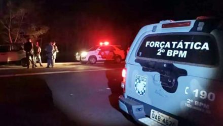 Veículo foi localizado no lado paulista com uma das rodas danificadas. Foto: Radio Caçula