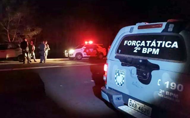 Veículo foi localizado no lado paulista com uma das rodas danificadas. Foto: Radio Caçula