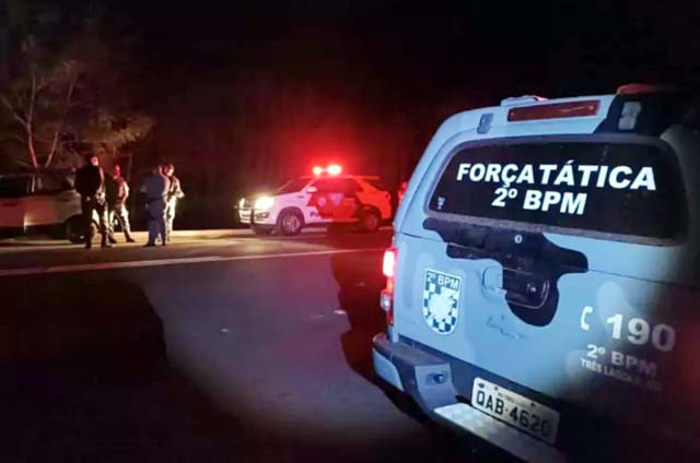 Veículo foi localizado no lado paulista com uma das rodas danificadas. Foto: Radio Caçula